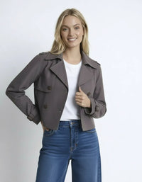 Kurze Trenchjacke für Damen mit doppelter Knopfleiste und Reverskragen – Grau
