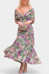 Alondra Maxikleid mit kreativem Blumenprint und V-Ausschnitt – Grün und Lila
