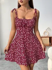 Imogen -  Elegantes Stretch-Cami-Kleid mit Blumenmuster und Taille – Rouge