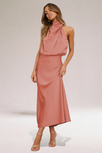 Élodie™ | Glamouröse Satinrobe mit Neckholder. – Hellrosa