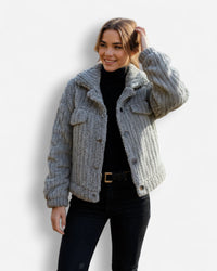 Kurze Teddyjacke mit Brusttaschen für Damen – Grau