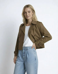Kurze Trenchjacke für Damen mit doppelter Knopfleiste und Reverskragen – Braun