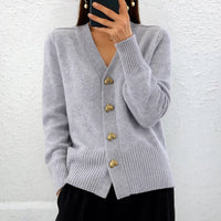 Lydia™ | Eleganter Pullover mit Herzknöpfen – Grau