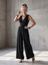 Vincenza | Jumpsuit mit tiefem V-Ausschnitt und definiertem Taillenbereich in weiter Beinform – Schwarz