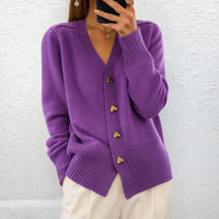 Lydia™ | Eleganter Pullover mit Herzknöpfen – Violett