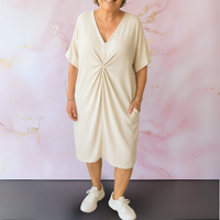Ellen™ | Schlichtes Kleid mit V-Ausschnitt – Beige