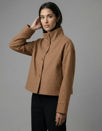 Kurze Damenjacke mit Stehkragen und geradem Schnitt – Braun