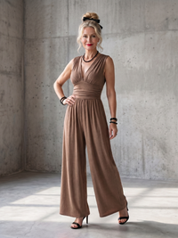 Vincenza | Jumpsuit mit tiefem V-Ausschnitt und definiertem Taillenbereich in weiter Beinform – Braun