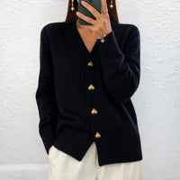 Lydia™ | Eleganter Pullover mit Herzknöpfen – Schwarz