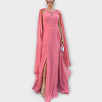 Mabel - Elegantes Maxikleid mit Cape-Ärmeln und hohem Schlitz" 

Rewritten: "Mabel - Stilvolles Maxikleid mit schwingenden Cape-Ärmeln und verführerischem Schlitz – Rosa