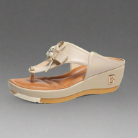 Norlaine | Orthopädische Sandalen für den Sommerkomfort – Blumen und Cremeweiß
