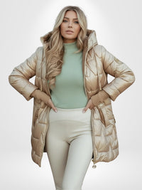 Glänzende Puffer Jacke mit Kapuze in kurzer Passform für Damen – Beige