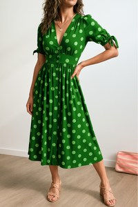 Aleksandra - Elegant Polka Dot Dress with V-neck – Grün
