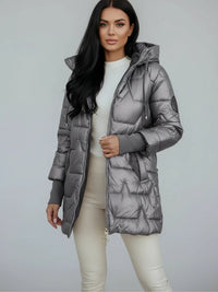 Glänzende Puffer Jacke mit Kapuze in kurzer Passform für Damen – Grau