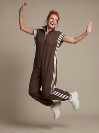 Lark | Jumpsuit mit Reißverschluss und Streifenpanel – Braun