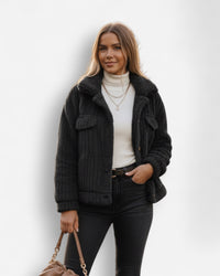 Kurze Teddyjacke mit Brusttaschen für Damen – Schwarz