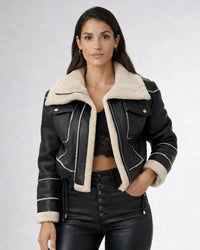 Kurze Jacke für Damen aus Kunstleder mit Kunstfellfutter und Kragen – Schwarz
