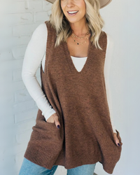 DERYA - ÄRMELLOSE STRICKWESTE MIT TASCHEN – Braun