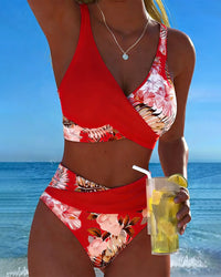 Bikini mit Blumenmuster, markantem Kontrast und verführerischem Seitenschlitz – Rot