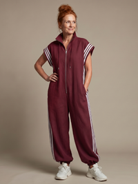 Lark | Jumpsuit mit Reißverschluss und Streifenpanel – Rot