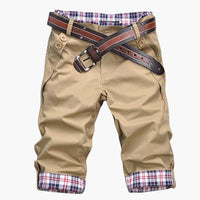 Herren Baumwollshorts mit Gürtel und Karoaufschlägen knielang – Khaki