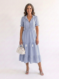 Dakota | Kurzärmeliges gestreiftes, geschichtetes Midikleid – Himmelblau