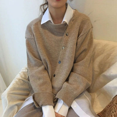 Klara - Weiche Damenstrickjacke mit diagonalem Knopfverschluss