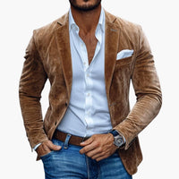Strukturiertes Design für saisonübergreifende Looks – Braun