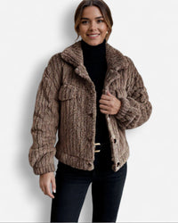 Kurze Teddyjacke mit Brusttaschen für Damen – Braun