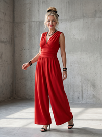 Vincenza | Jumpsuit mit tiefem V-Ausschnitt und definiertem Taillenbereich in weiter Beinform – Rot