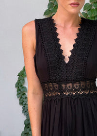 Lynn - Sommerkleid mit stilvollem Spitzenbesatz – Schwarz
