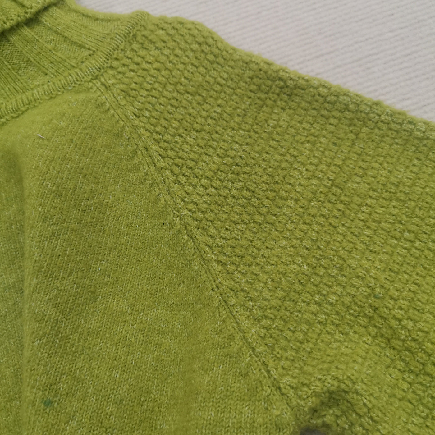 Kovella | Grasgrüner Rollkragenpullover in Übergröße aus Strick