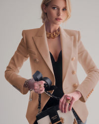 Taillierter eleganter Blazer für Damen mit goldenen Knöpfen – Beige