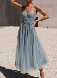 Josephine Elegantes Kleid | Sommerliches Midikleid für Damen, rückenfrei und trägerlos – Salbeigrün