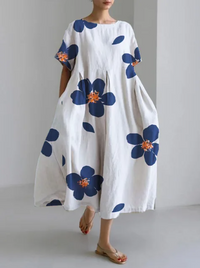 Amalia Blumenkleid | Stilvolles Kleid mit übergroßem Blumenmuster – Weiß-Blau