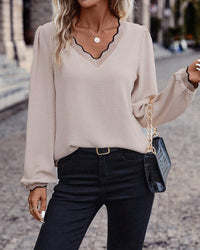 Heidi-Mode | Einfarbige Bluse mit Wellenförmigem V-Ausschnitt – Beige