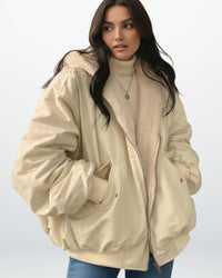 Oversized Winterjacke für Damen mit weicher Kapuze aus Kunstpelz im Bomber-Stil – Beige