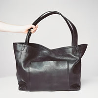 Brynfrid | Klassische Handtasche mit großzügigem Platz – Schwarz