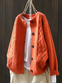THE LORENZA | STRICKJACKE MIT ZOPFMUSTER – Orange
