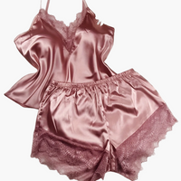 Kurzes Damenpyjama im sexy Stil für zu Hause - Set mit Top und Shorts mit Spitzenakzenten, ideal für Frühling-Sommer – Rosa