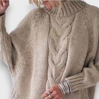 Leandra – Klassischer Rollkragenpullover mit Zopfmuster – Beige