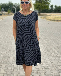 Nelia | Sommerkleid mit Rundhalsausschnitt und schönem Print – Schwarz