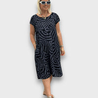 Zareni – Fließendes Kleid mit künstlerischem Print – Schwarz