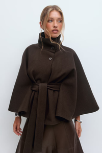 Lara™ | Cape-Mantel mit Taillengürtel & Stehkragen – Braun