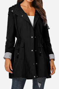 Vythelora | Wasserdichte gestreifte Windbreaker-Regenjacke mit Kapuze – Schwarz