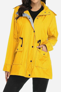 Vythelora | Wasserdichte gestreifte Windbreaker-Regenjacke mit Kapuze – Gelb