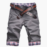 Herren Baumwollshorts mit Gürtel und Karoaufschlägen knielang – Grau