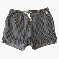 Gestreifte Herren-Badeshorts - mit Tunnelzug und Seitentaschen – Schwarz