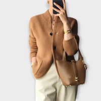 Hochgeschlossener Cardigan mit Knöpfen – Mühelose Eleganz – Karamell