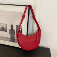 Halbmondförmige Umhängetasche für Damen | Elegant – Rot